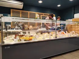84-biocoop-marseille-endoume-magasin-bio-fromage-charcuterie-traiteur-coupe-service-traditionnel.webp