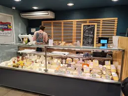 84-biocoop-marseille-endoume-magasin-bio-service-traditionnel-fromage-coupe-traiteur.webp