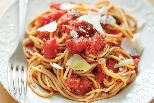 Pâtes aux tomates confites et herbes aromatiques